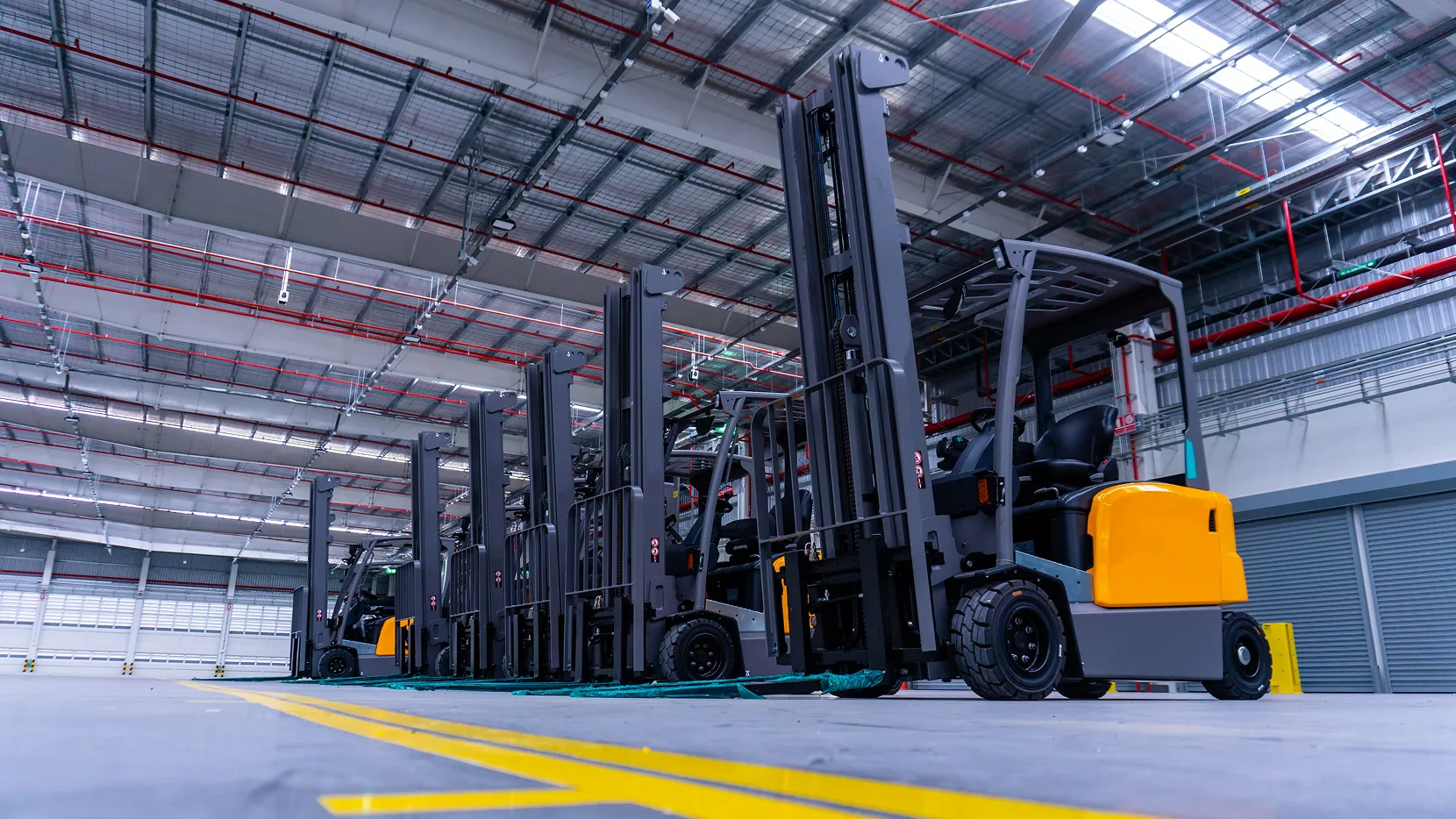 【物流担当者必見】フォークリフトバッテリーのコスト削減に繋がる選び方とは？交換時期やメンテナンス方法をプロが解説